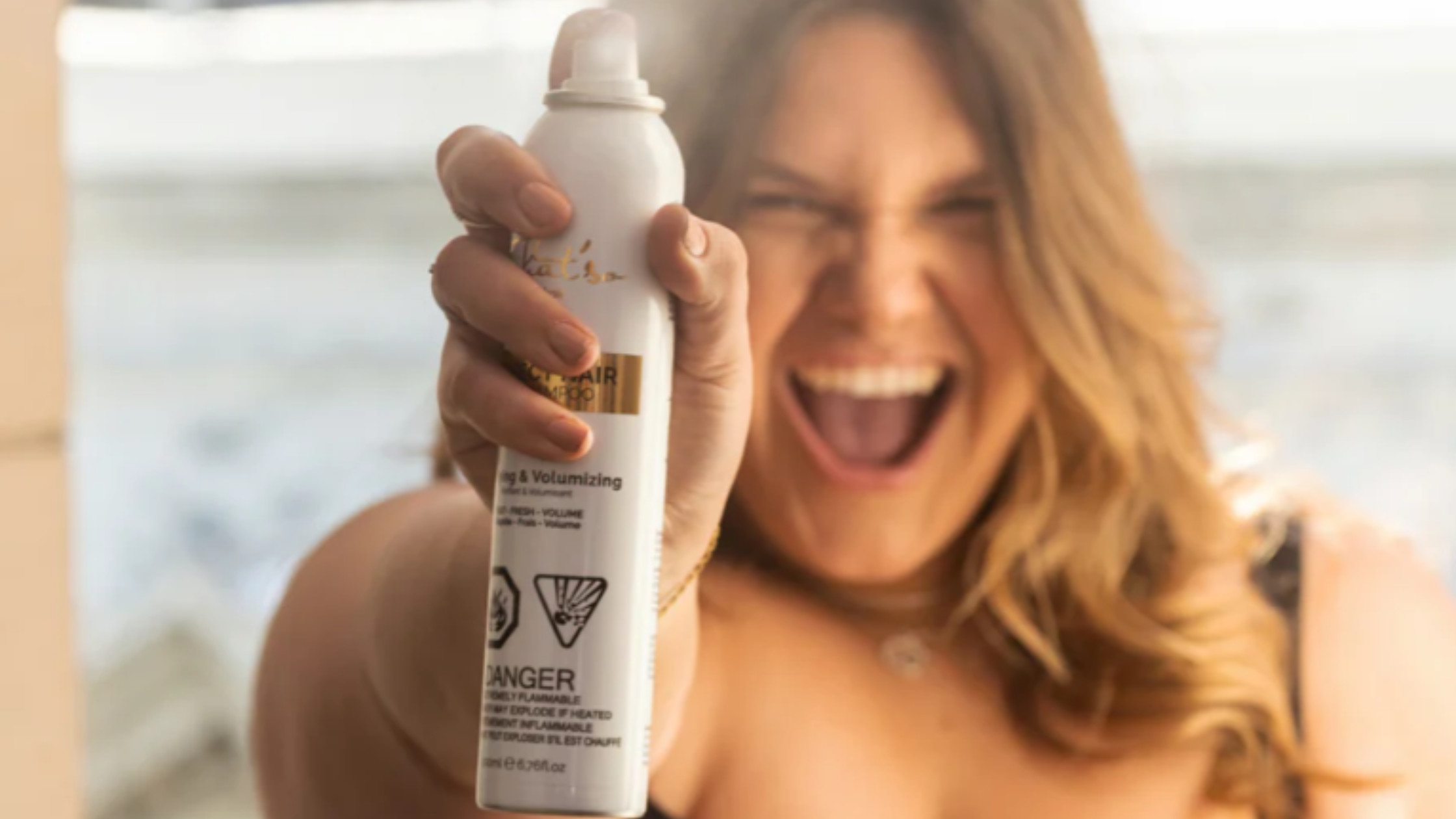 KĀ PAREIZI LIETOT SAUSO ŠAMPŪNU