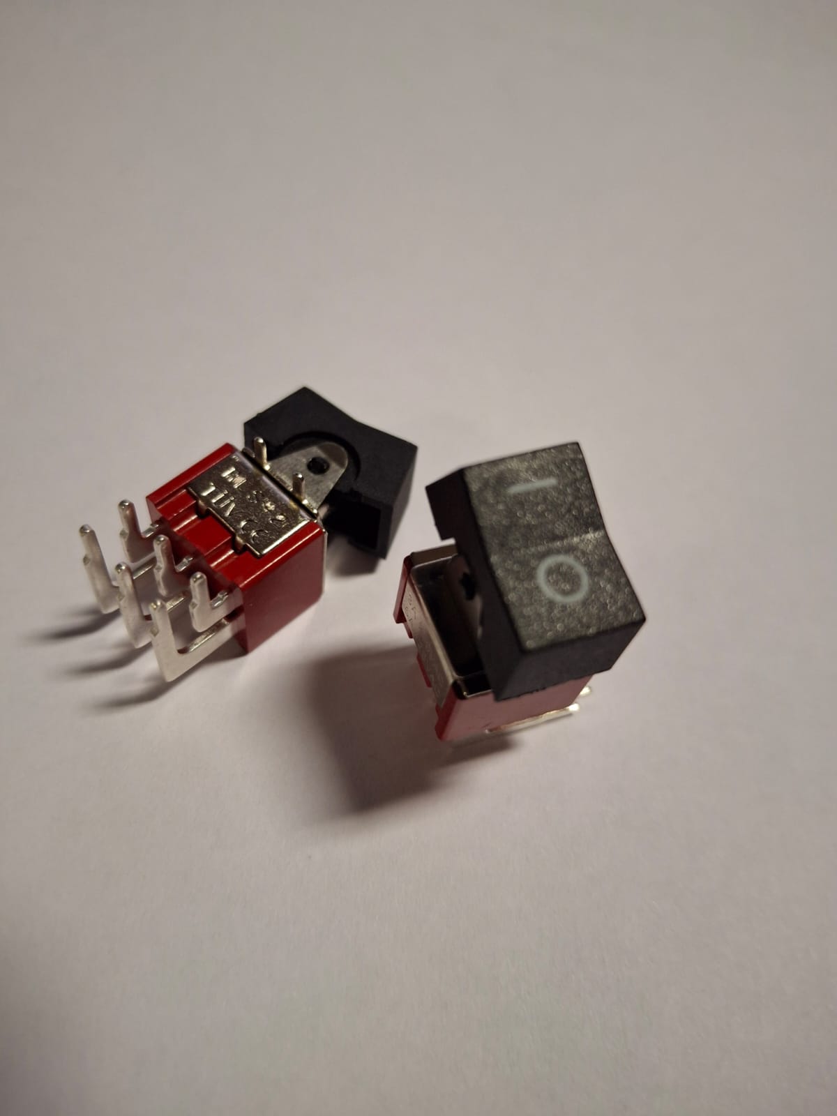 STRONG SAESHIN Iesl./Izsl. poga ar marķējumu