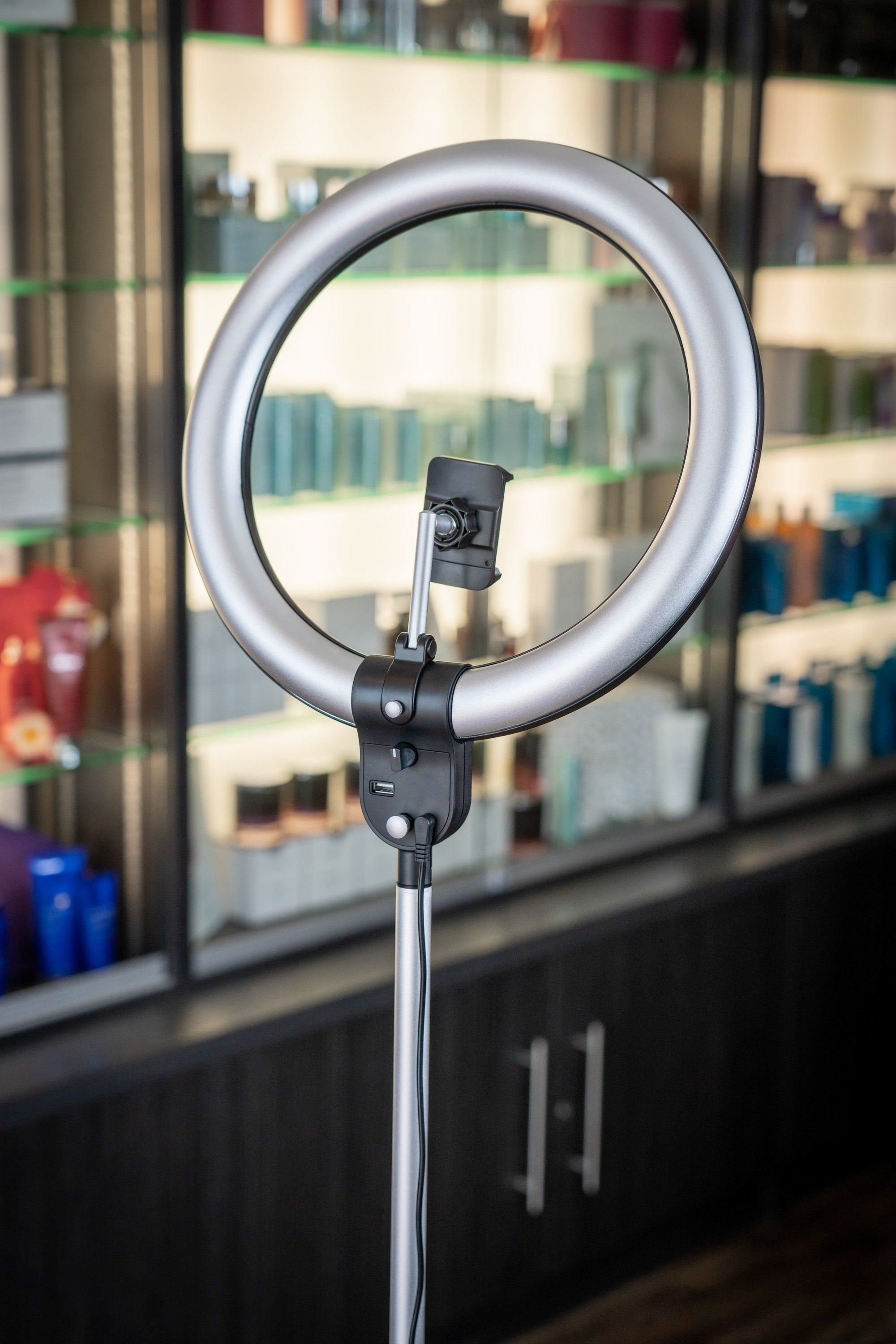 Daylight LED lampa - riņķa veida grīdas lampa profesionāļiem [Aura Ring]